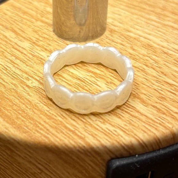 Qalo Silicone Ring, Pearl Scallop Design, Special Wedding Edition - Picture 1 of 4